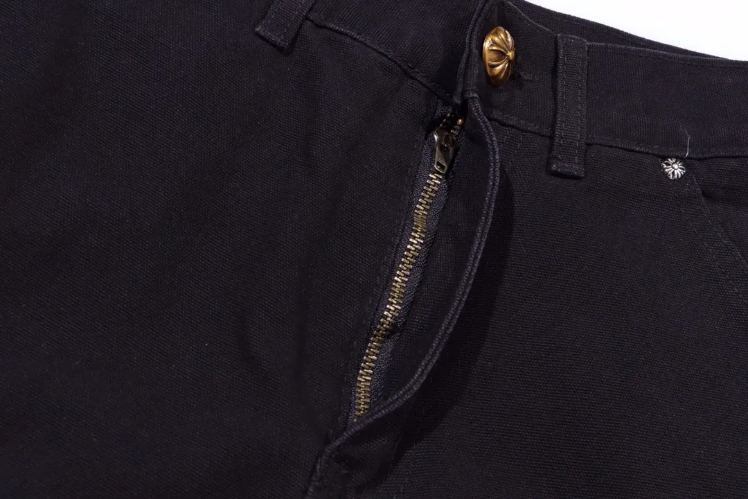 P260 Style number: H356 Chrome hearts Cross patch leather jeans workwear logging pants Chrome hearts logging pants are here! ! ! CH Croix Heart Double Knee Cross Patch Leather Bo1 Style Logging Pants Straight-leg Work Pants B136 Croix Heart Cross Sanskrit Overalls Price 4W Level, Patched Cross Pattern Decoration, High Waist Washed Jeans! ! Absolutely high-end luxury products, 1.9W level god-level single products, super popular products, made by top heavy industry, not to be missed. About Zangyin, this is an extremely luxurious fashion brand, which can also be called the nobles of the high street. It has always been an exclusive brand of some hipsters or rich second generation. Compared with ordinary high streets, it is more luxurious and noble. Compared with luxury brands, it has a more fashionable personality and has always been a brand that I have a special liking for. Imported yarn is custom-woven into a high-density twill canvas, which ensures a crisp silhouette while also making the fabric feel very delicate. It follows the B01 classic silhouette, with a crisp and stylish upper body. The ready-made garments are stone-ground and fermented, so they can be matched with any style. Buttons and brushed zinc are washed with genuine YKK retro metal products. Double-layered canvas on the front. Perfect details. All hardware is perfect. Size: s-XXL Color: Black